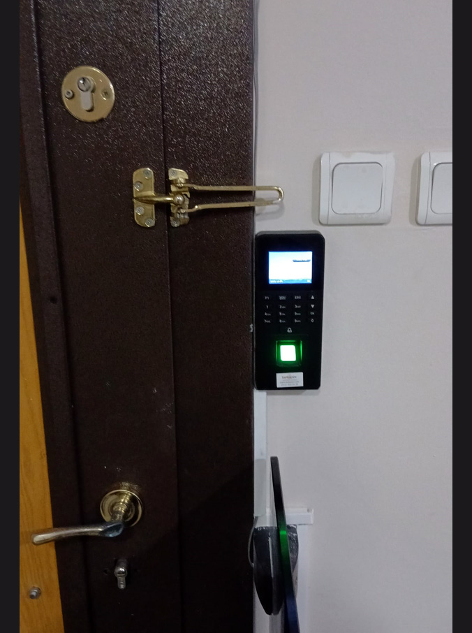 Metropol Center Parmak izli ve Kartlı Kapı Kontrol Sistemi