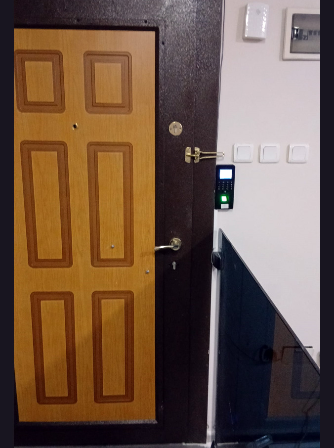 Metropol Center Parmak izli ve Kartlı Kapı Kontrol Sistemi